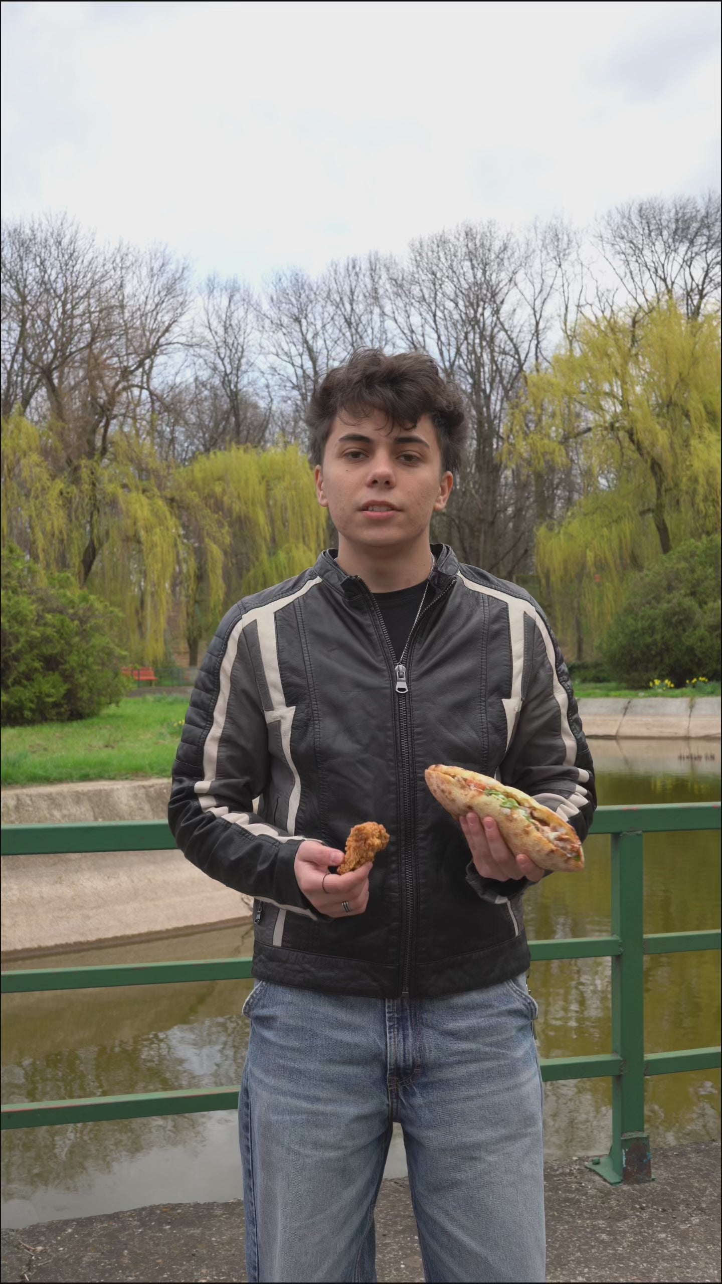 Încarcă clipul video: 